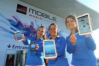 갤럭시 노트 8.0을 들고 있다.