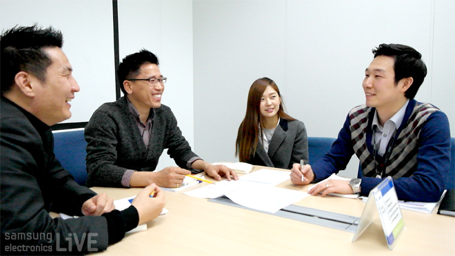 배달익 사원이 팀원들과 회의하는 모습