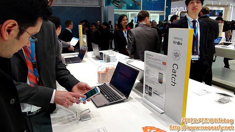 삼성 부스에서 제품을 체험하는 사람들