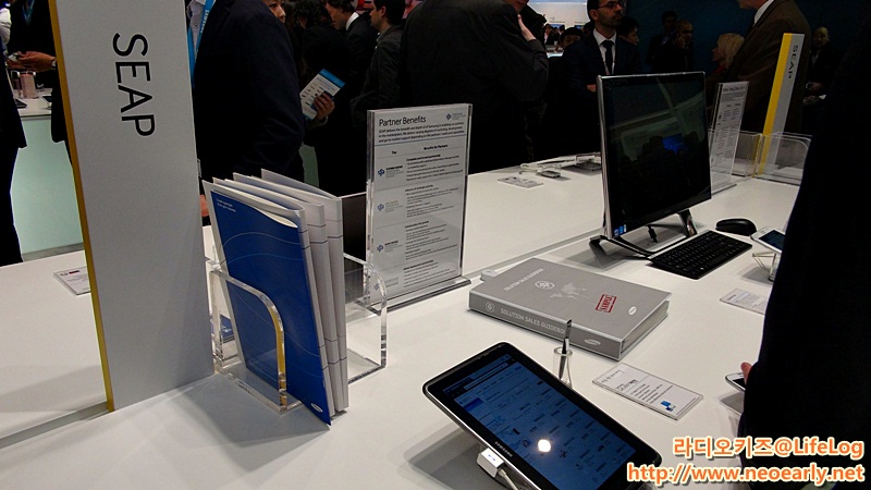 삼성 부스에 제품이 전시되어 있다