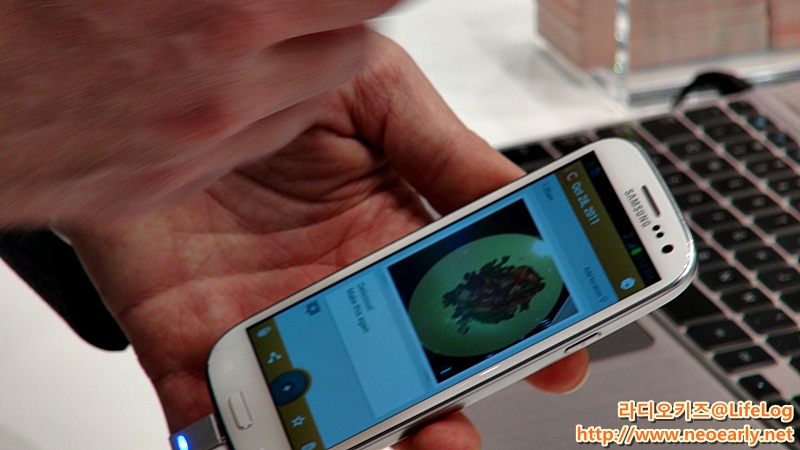 삼성 녹스를 들고 있는 손