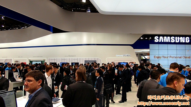 많은 사람들이 모인 삼성부스