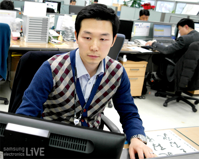 배달익 사원이 업무를 하는 모습