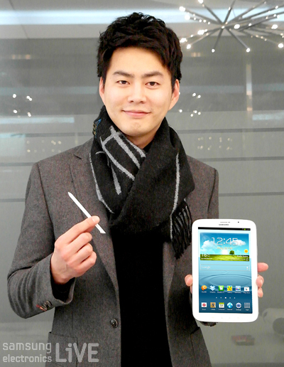 갤럭시 노트 8.0를 들고 있는 조일환 사원