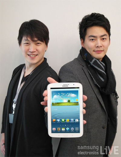 갤럭시 노트 8.0를 들고 있는 두 남자