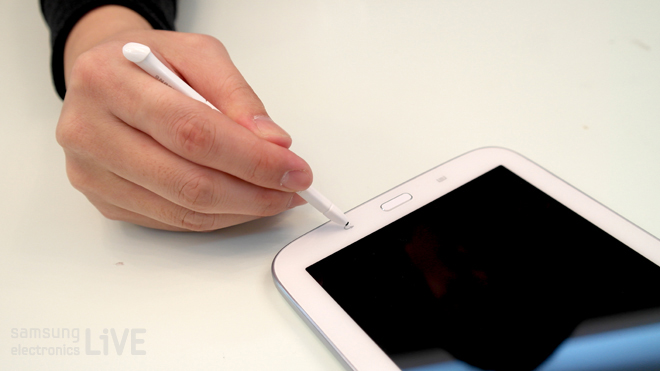 갤럭시 노트 8.0를 S 펜으로 누르고 있다