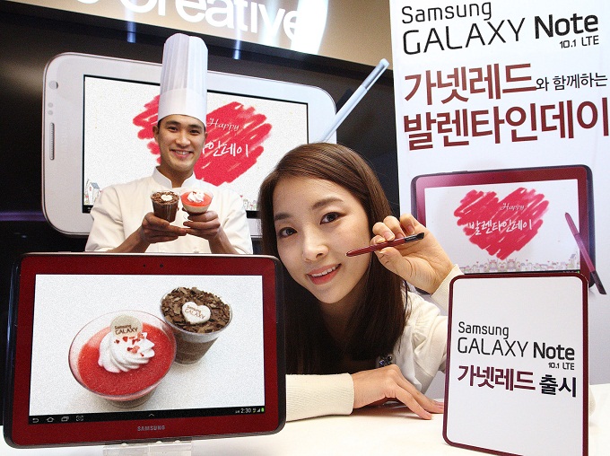 갤럭시 노트 10.1 LTE 가넷 레드를 들고 있는 여자