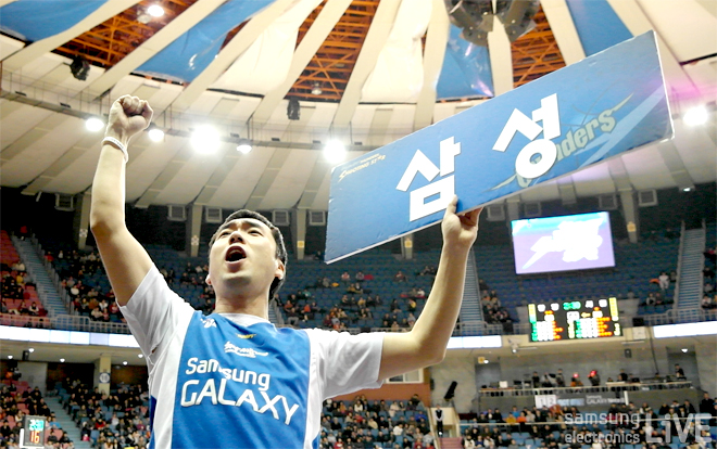 삼성 플랜카드를 든 서한국 응원단장