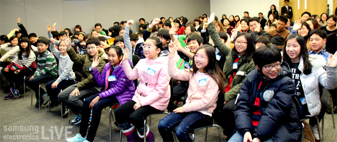 손을 들고 있는 어린이들