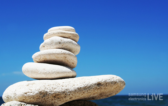 파란하늘 아래 쌓아놓은 돌