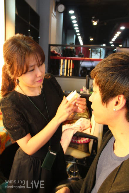 메이크업 받는 남자