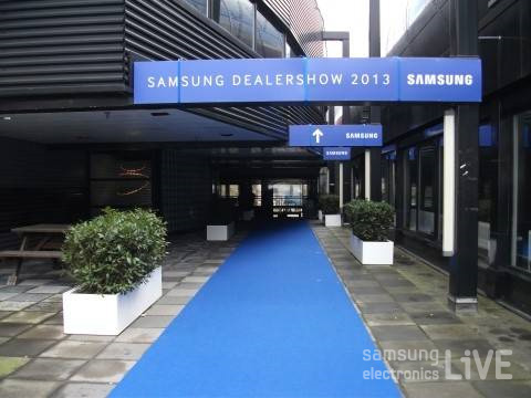 블루 카펫이 깔린 행사장 입구