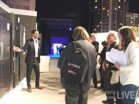 냉장고 신제품 설명을 진지하게 듣고 있는 기자 및 Dealer들