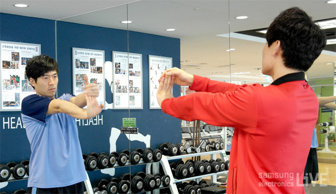 스트레칭하는 두 남자