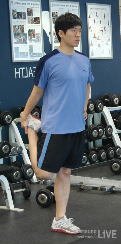 오른발목을 잡고 있는 남자