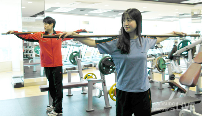 봉으로 스트레칭하는 남자와 여자