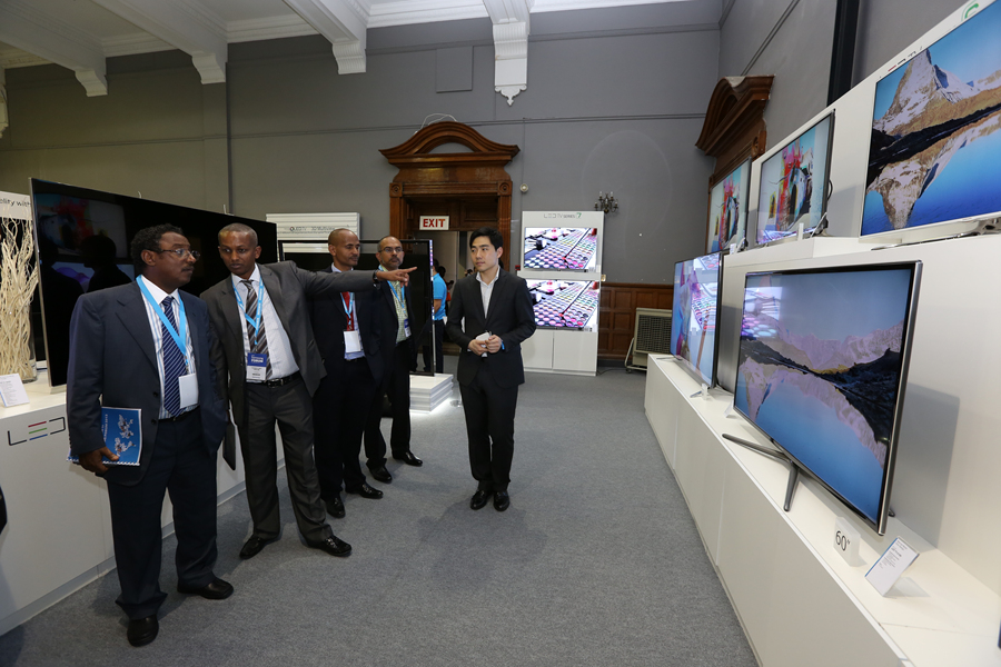 고급형 발광다이오드(LED) TV 을 보는 아프리카사람들