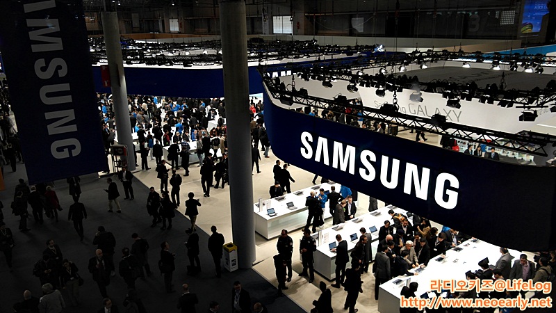 사람들이 모인 삼성전자부스