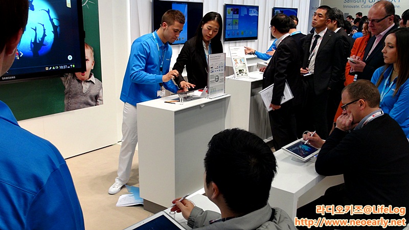 삼성전자를 체험하려는 사람들