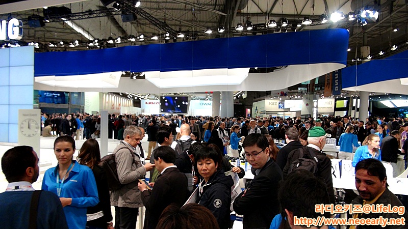 사람들이 모인 삼성부스