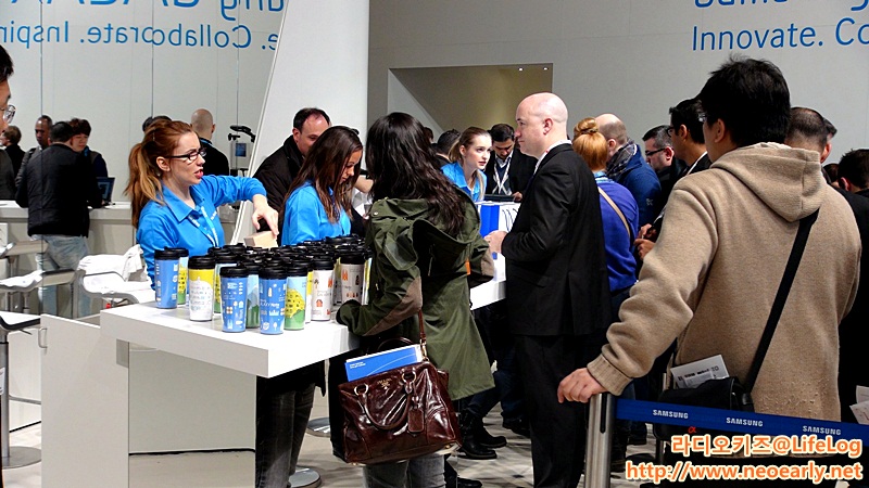 사람들이 모인 삼성부스