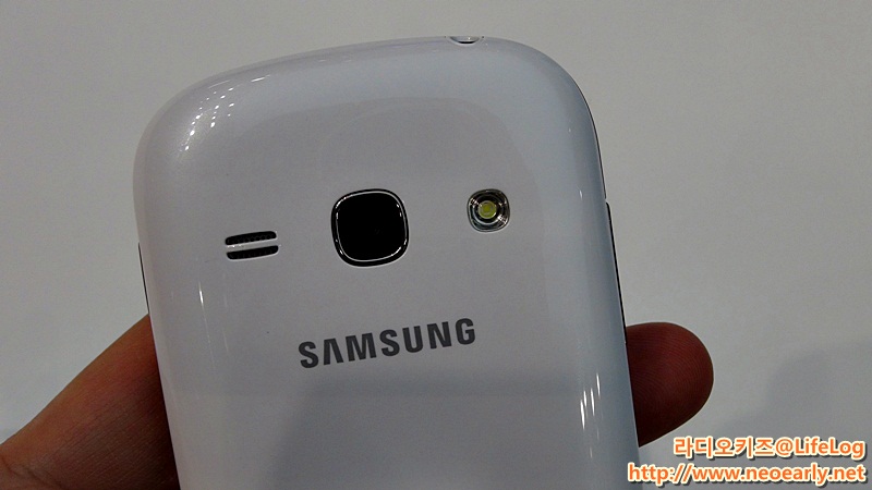 갤럭시 페임 후면 상단