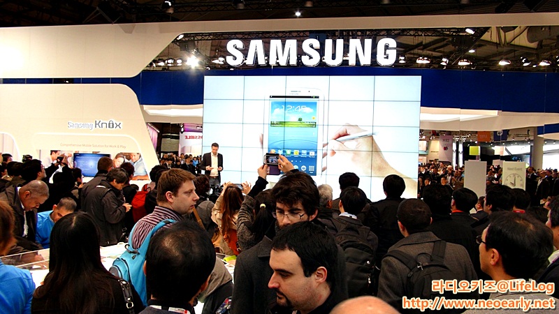 사람들이 모인 삼성전자부스