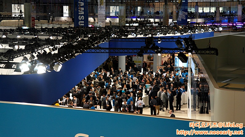 사람들이 모인 삼성전자부스