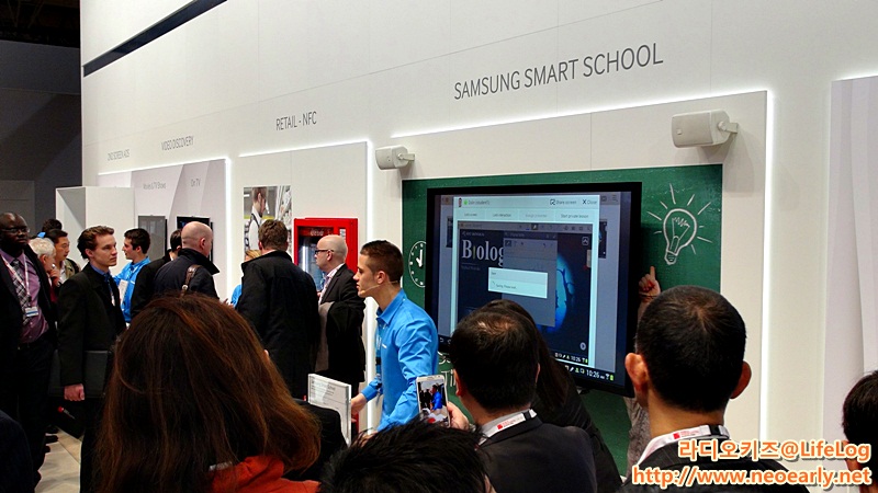 삼성전자를 체험하려는 사람들