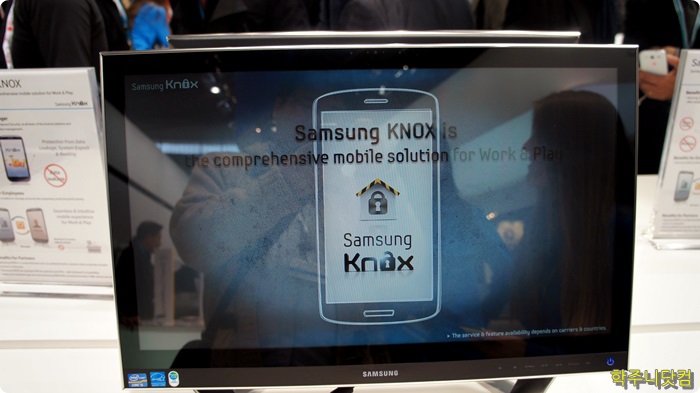 MWC 2013의 삼성 부스에서 녹스를 동영상으로 설명하고 있다