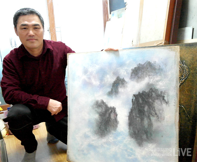 돌가루 그림을 들고 있는 예종현