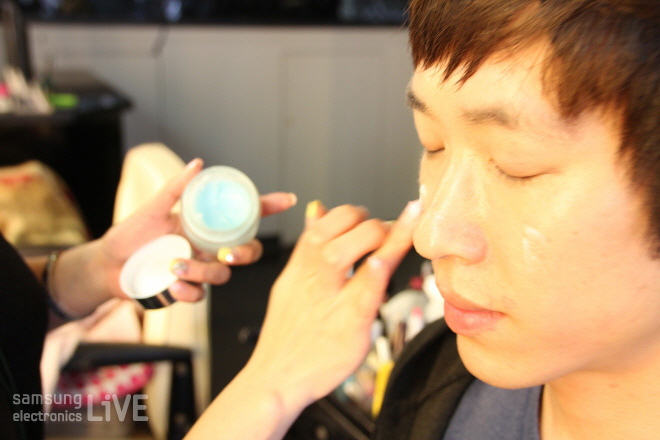 프라이머를 바르는 남자