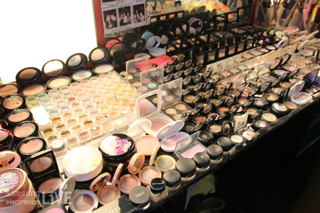 화장대에 꽉찬 화장품들