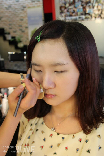 아이브러시를 하는 조현주