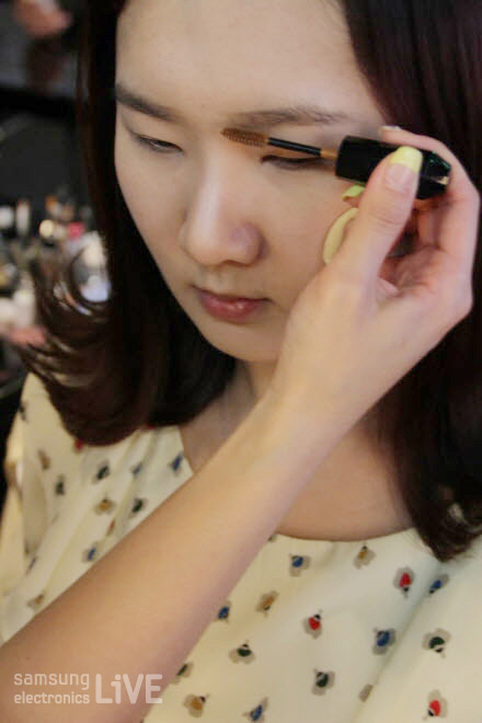 눈썹을 칠하는 조현주