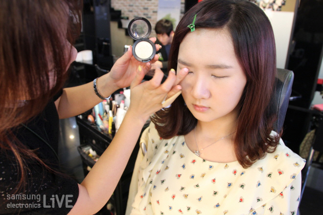 메이크업 받는 조현주