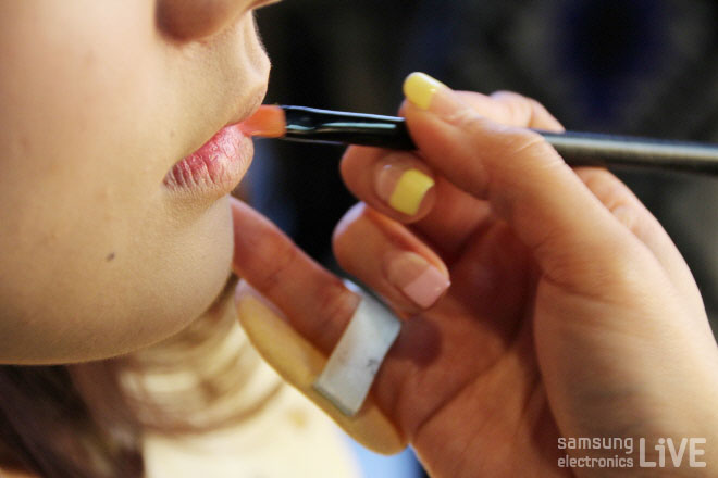 입술을 칠하는 조현주