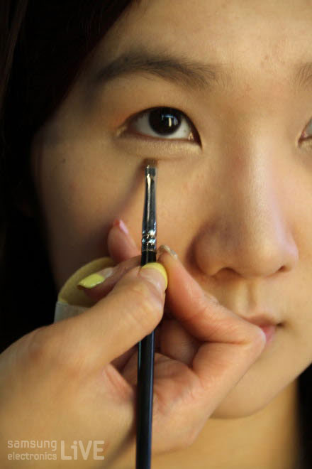 애교살을 그리는 조현주