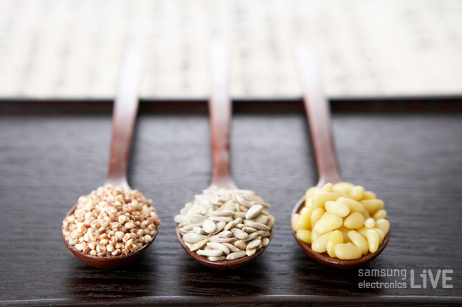 나무 수저에 올려져 있는 곡식