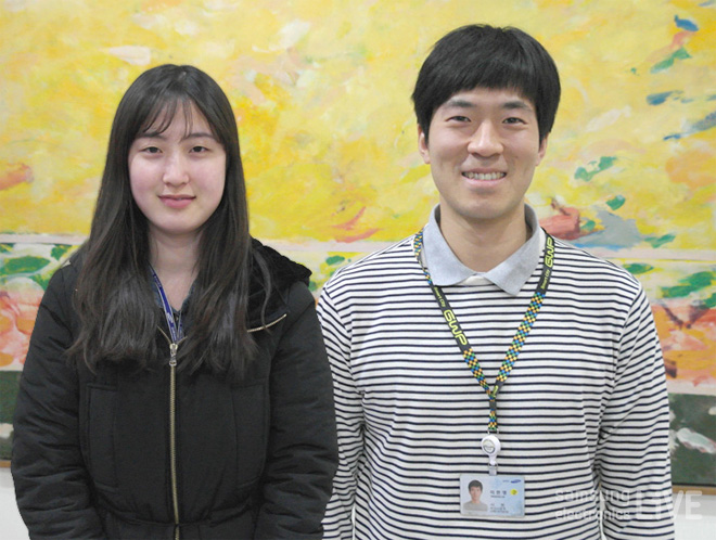 남자와 여자가 서있다