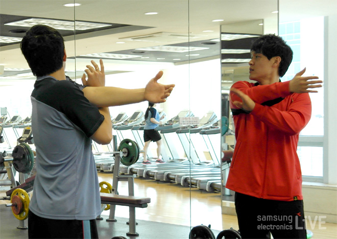 스트레칭하는 두 남자