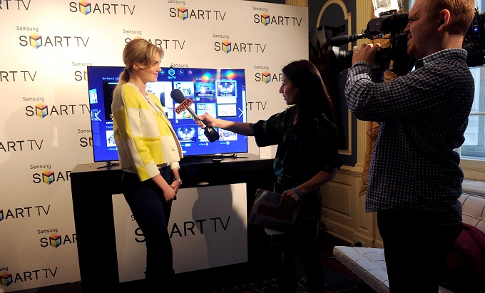 삼성스마트 tv와 인터뷰하는 스타