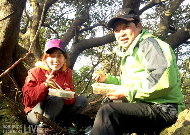 도시락을 먹는 이지영과 아버지