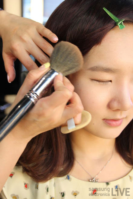 메이크업을 받는 조현주