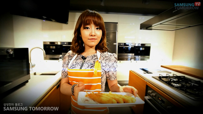 새우튀김을 들고 있는 윤하