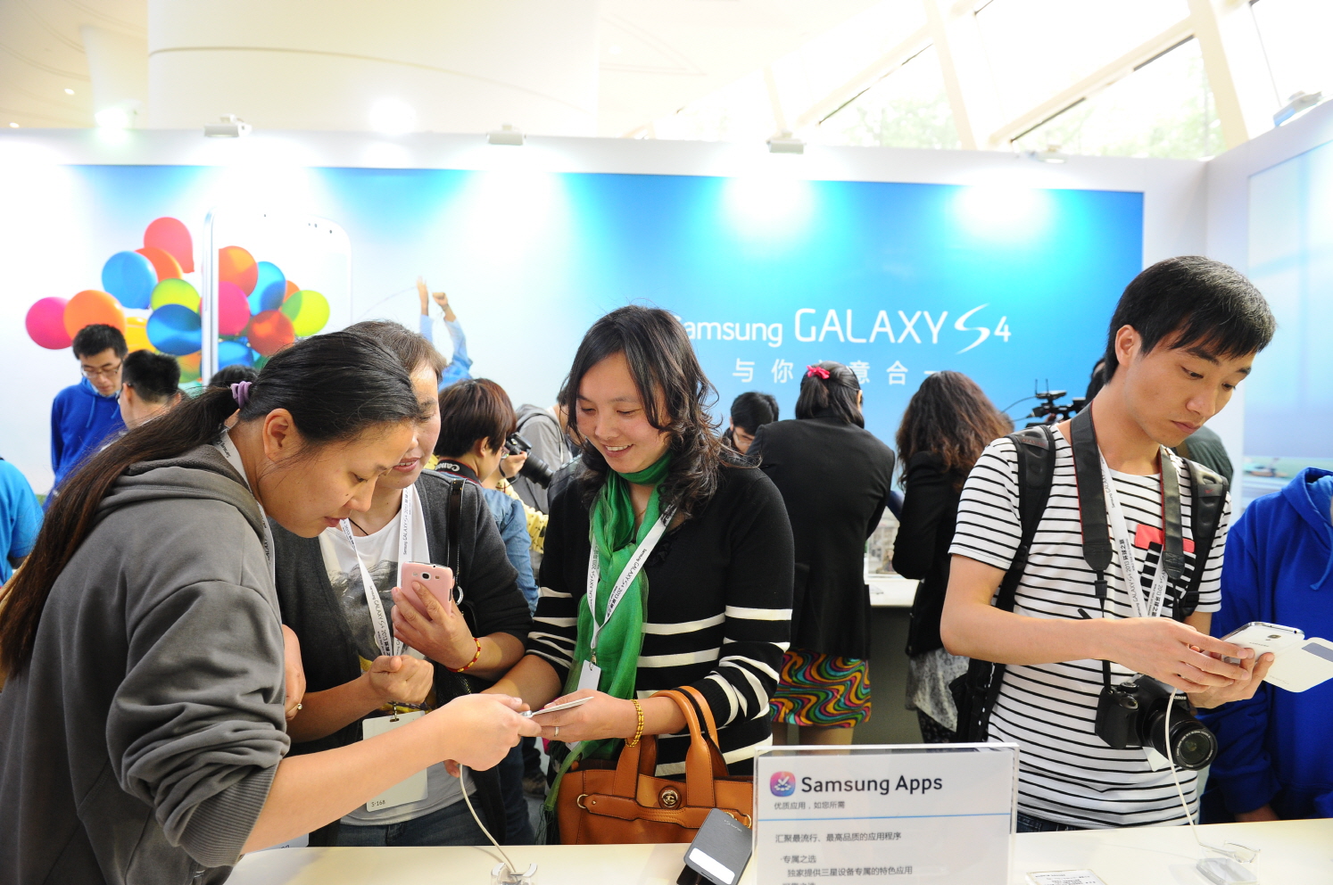월드투어 행사 부스에서 삼성 제품을 체험하는 사람들