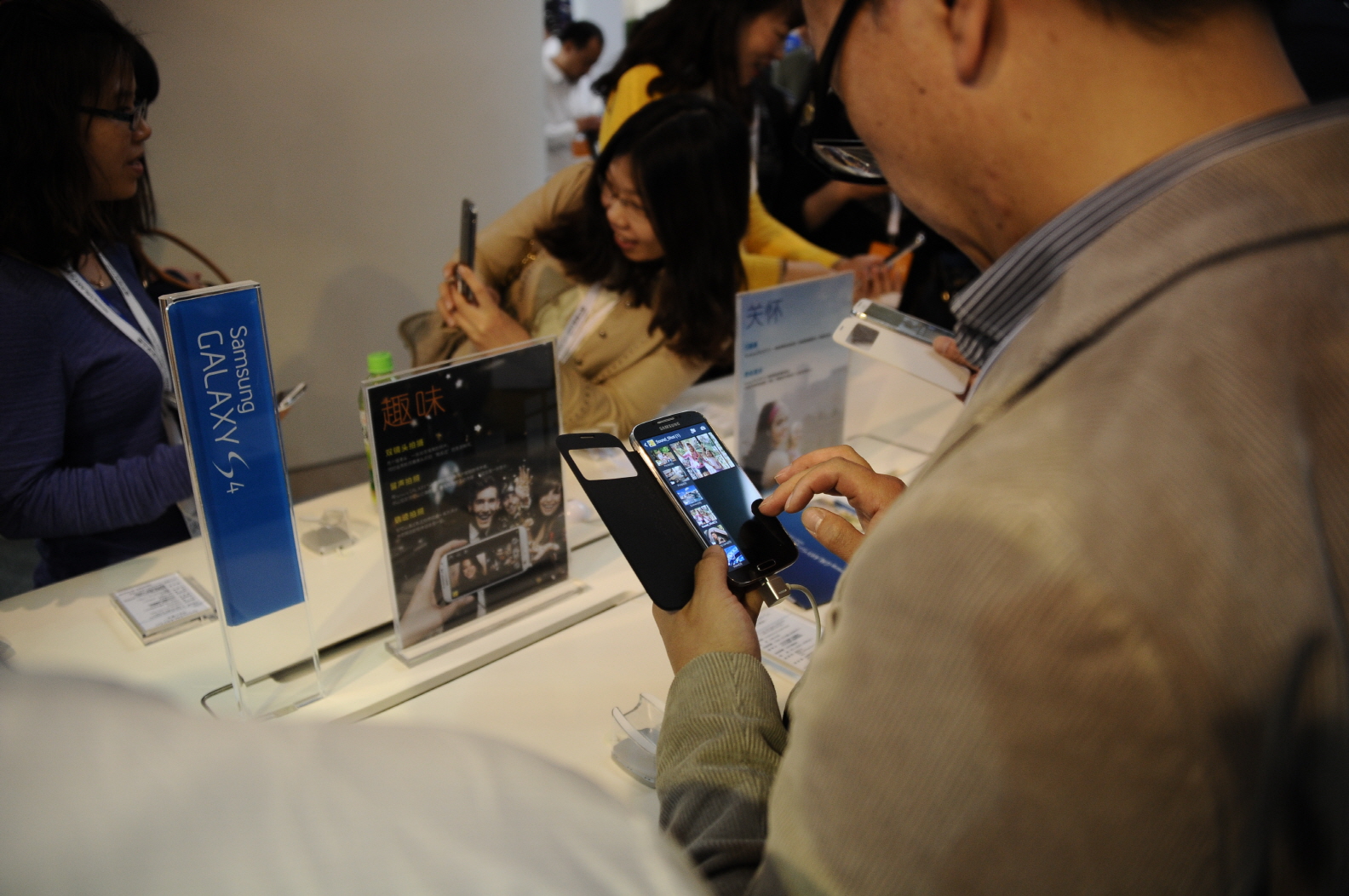 월드투어 행사에서 삼성전자 제품을 체험하는 사람들