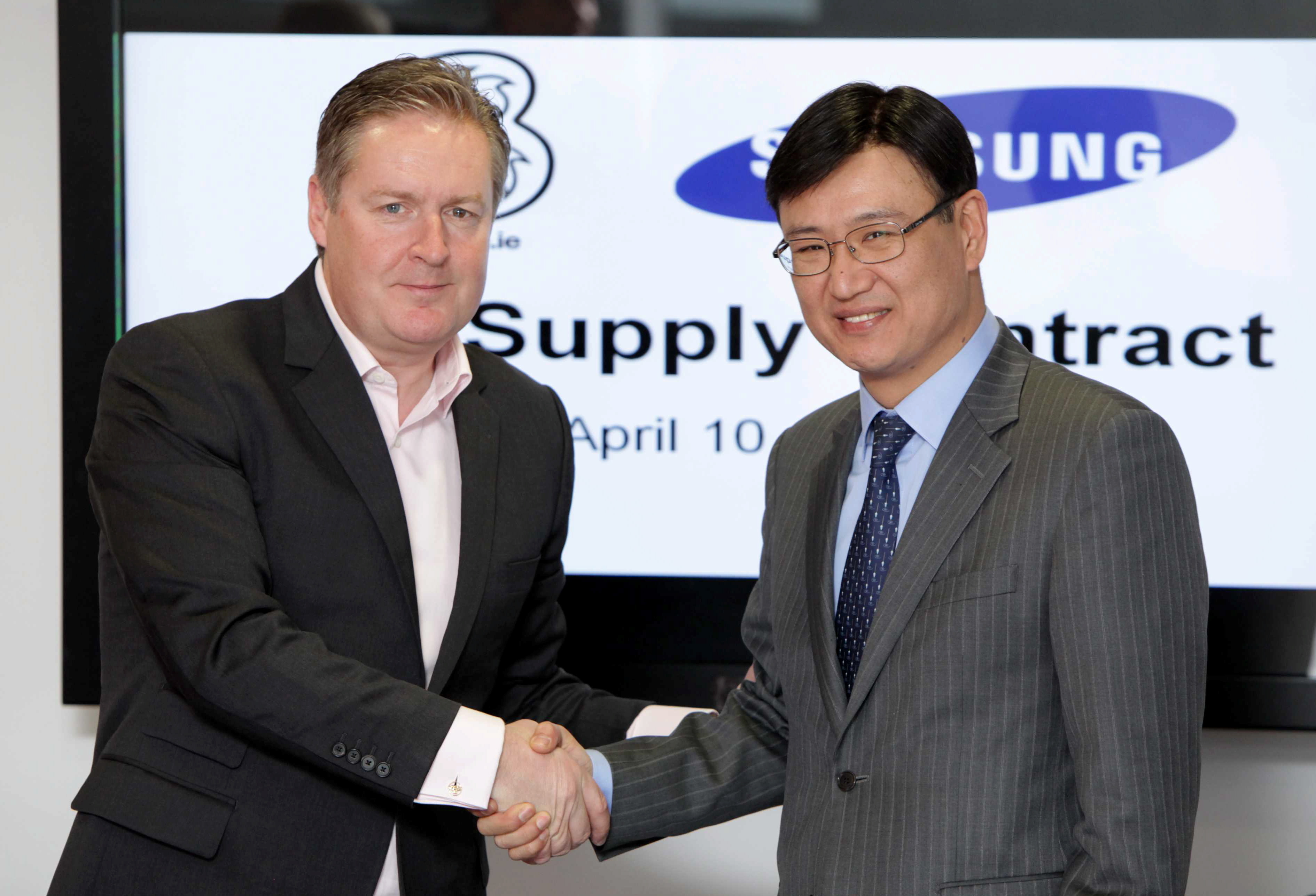 악수하는 로버트 피네간, 김영기부사장