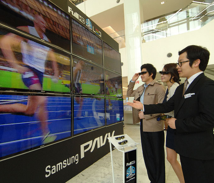 3D TV를 체험하고 있는 부부