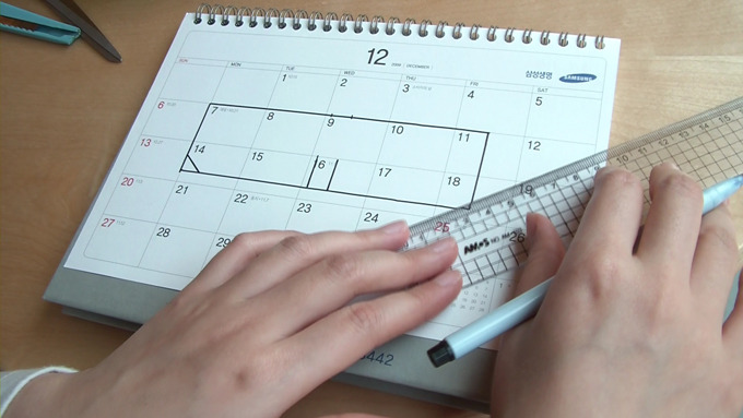 달력에 도면을 그리는 모습